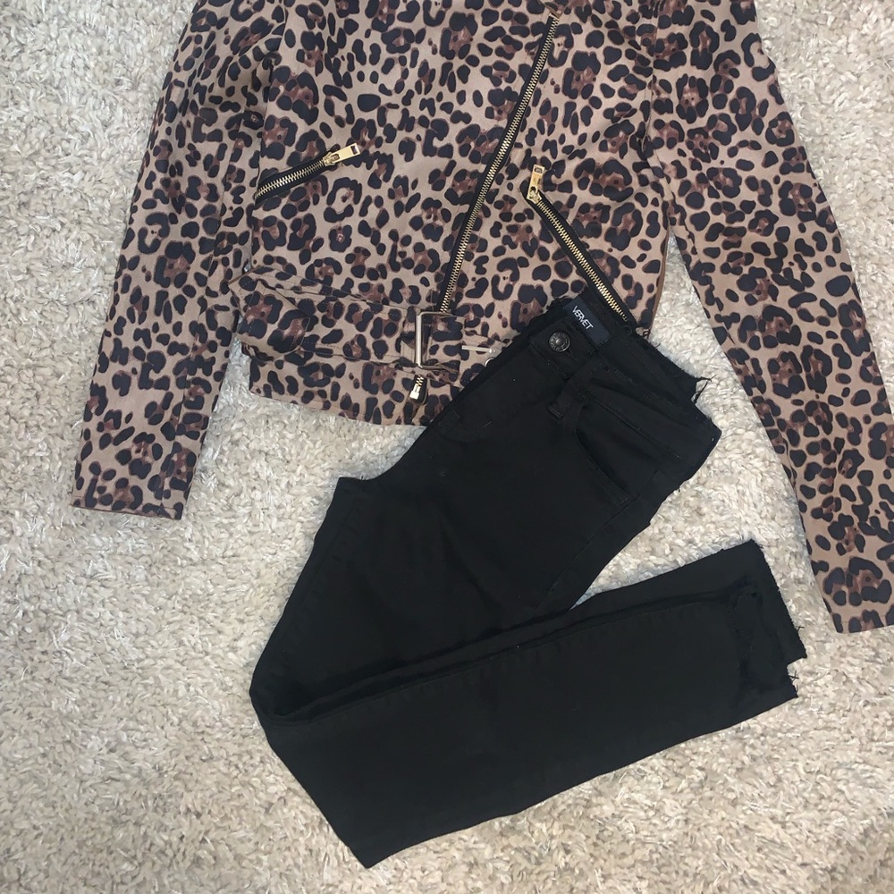 Black skinny jeans raw hem